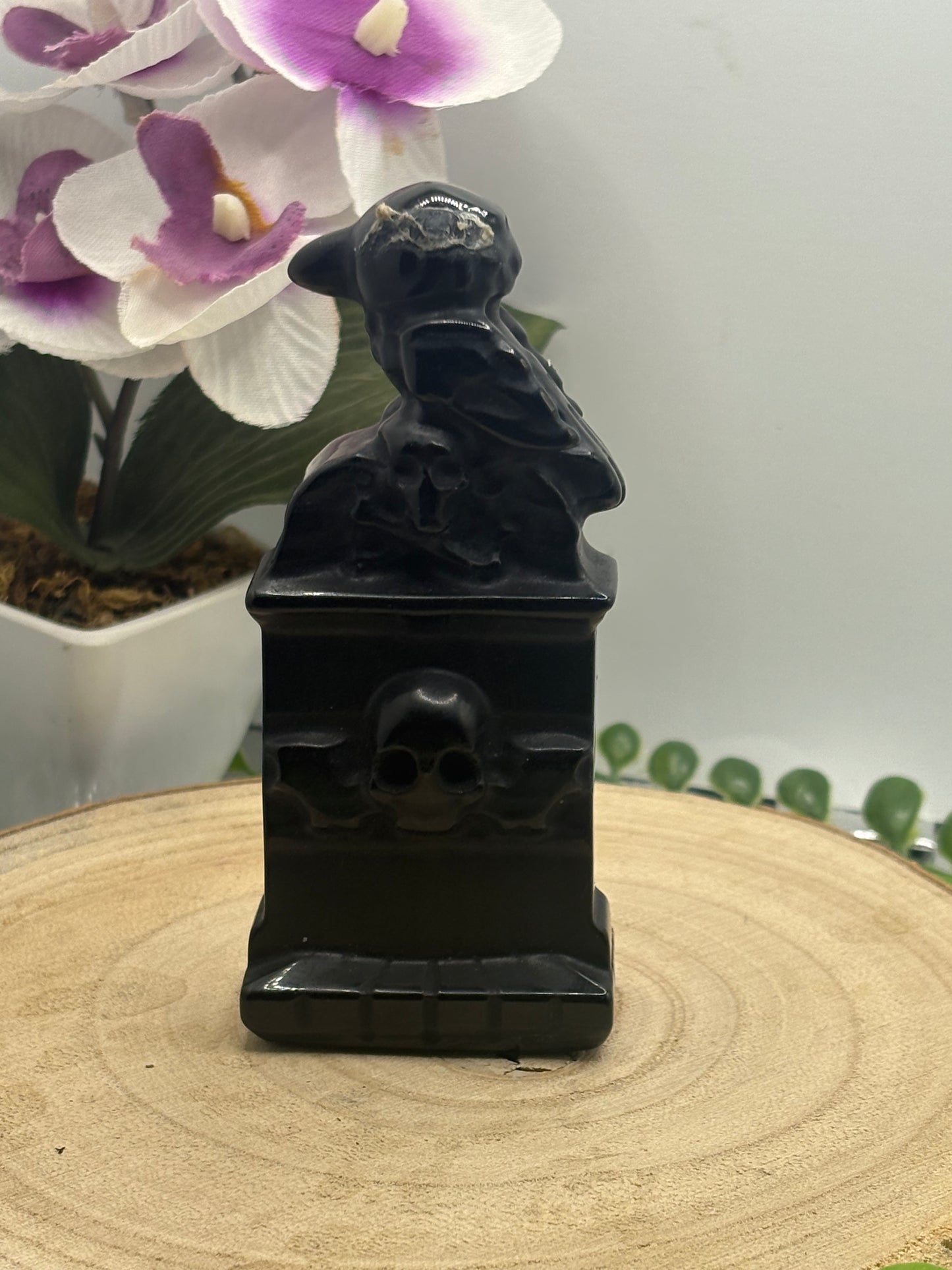 Grabstein aus Obsidian mit Rabe