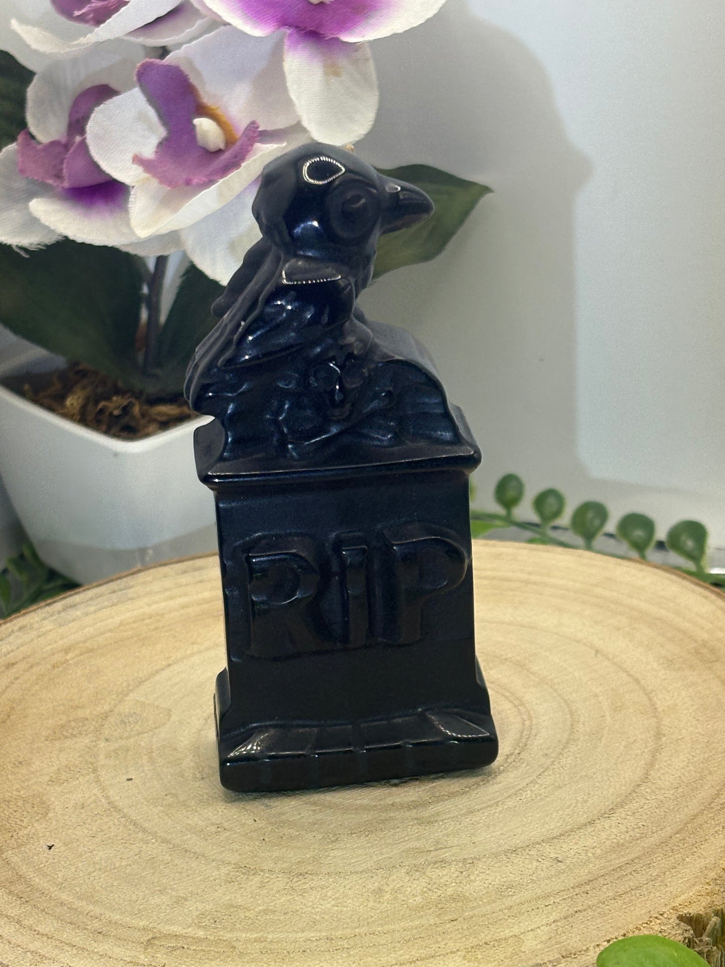 Grabstein aus Obsidian mit Rabe
