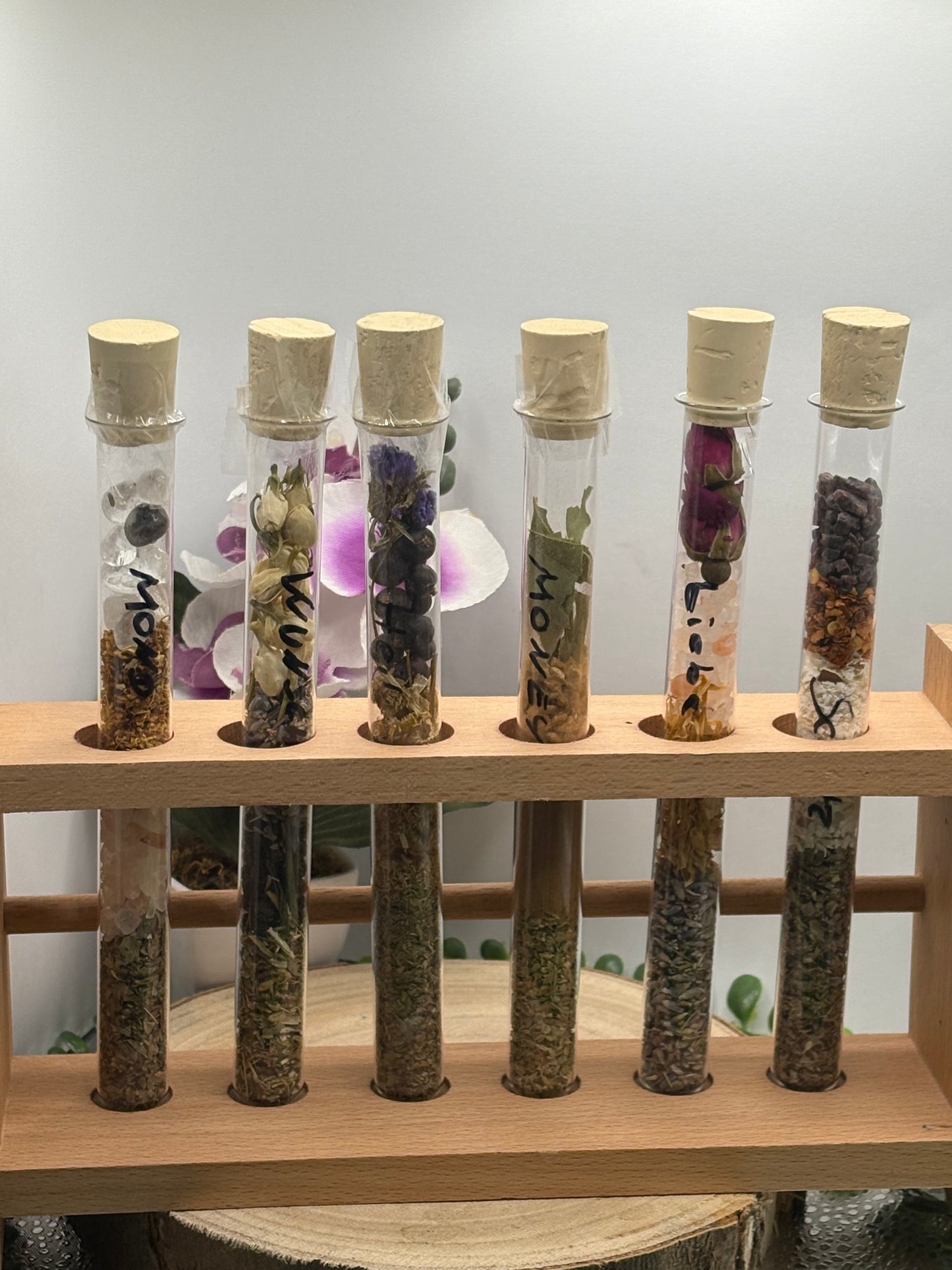 Ritualkräuter im Reagenzglas – für deine Kerzenmagie