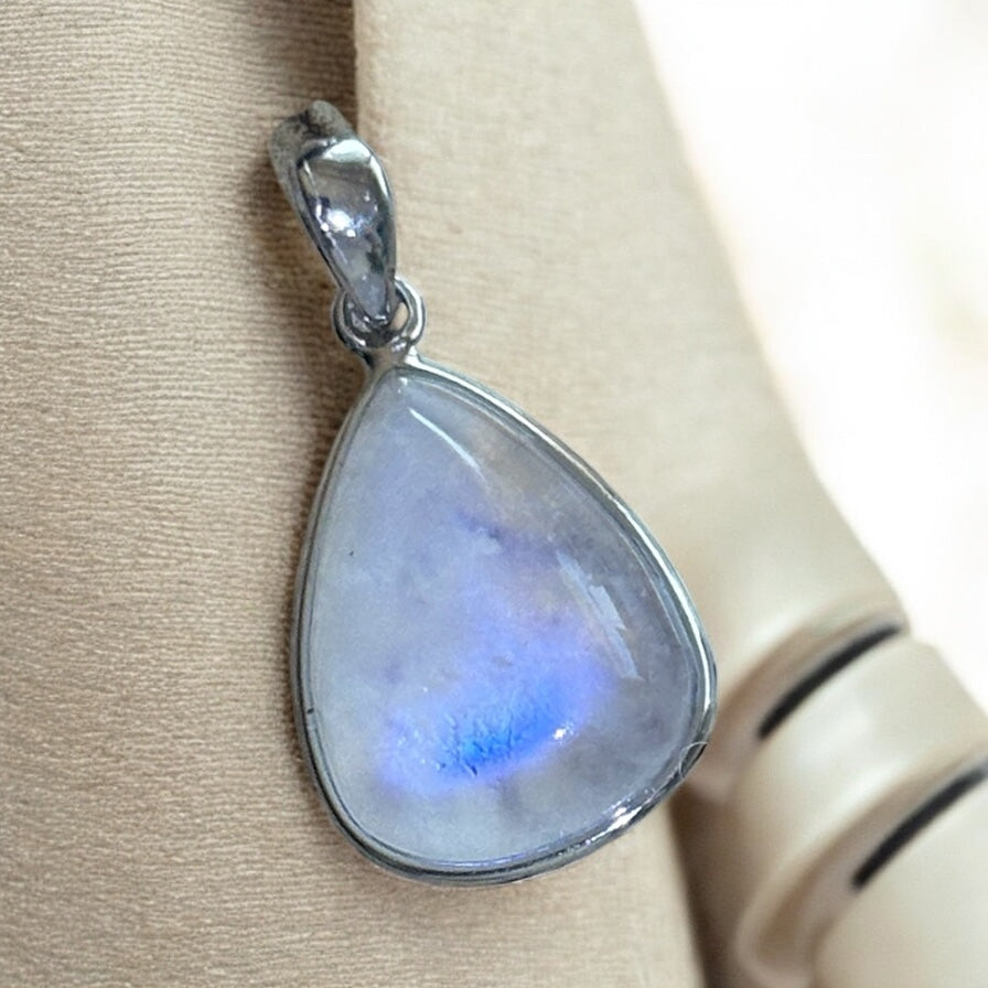 Mondsteinanhänger mit Blauem Flash 925er Silber