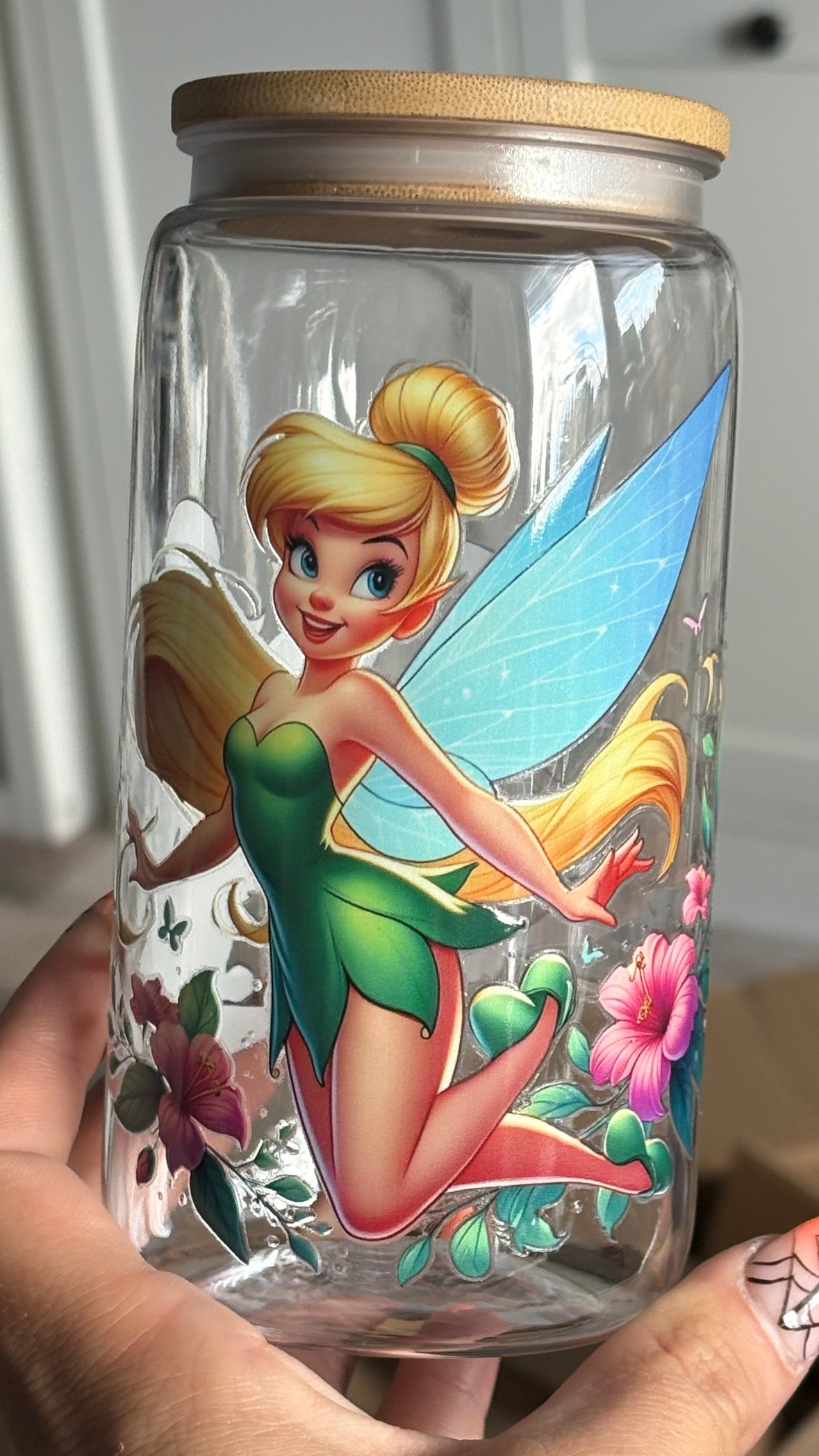 Becher mit Strohhalm