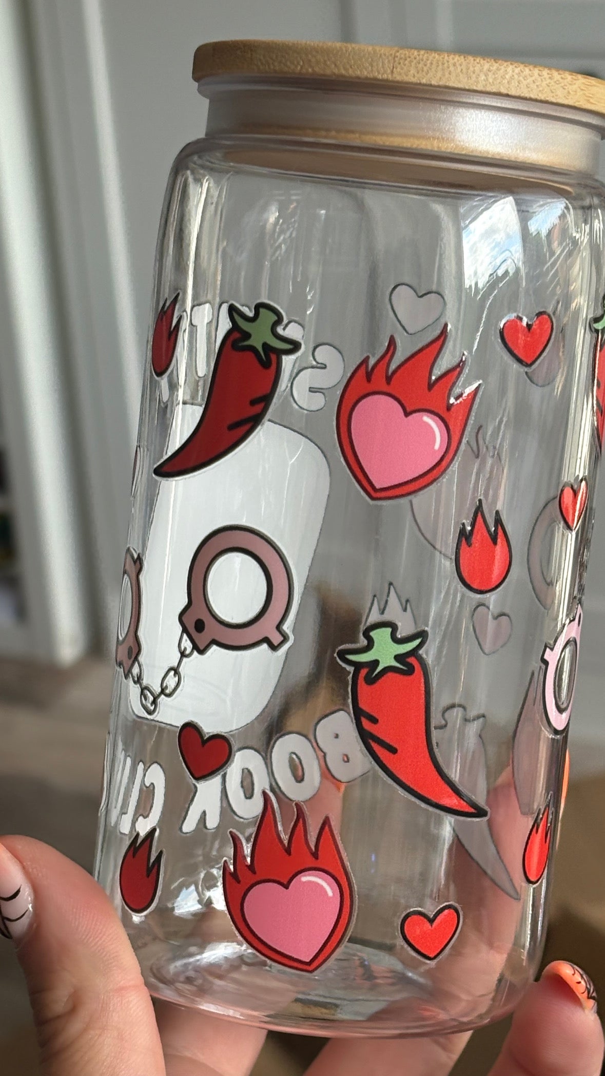 Becher mit Strohhalm