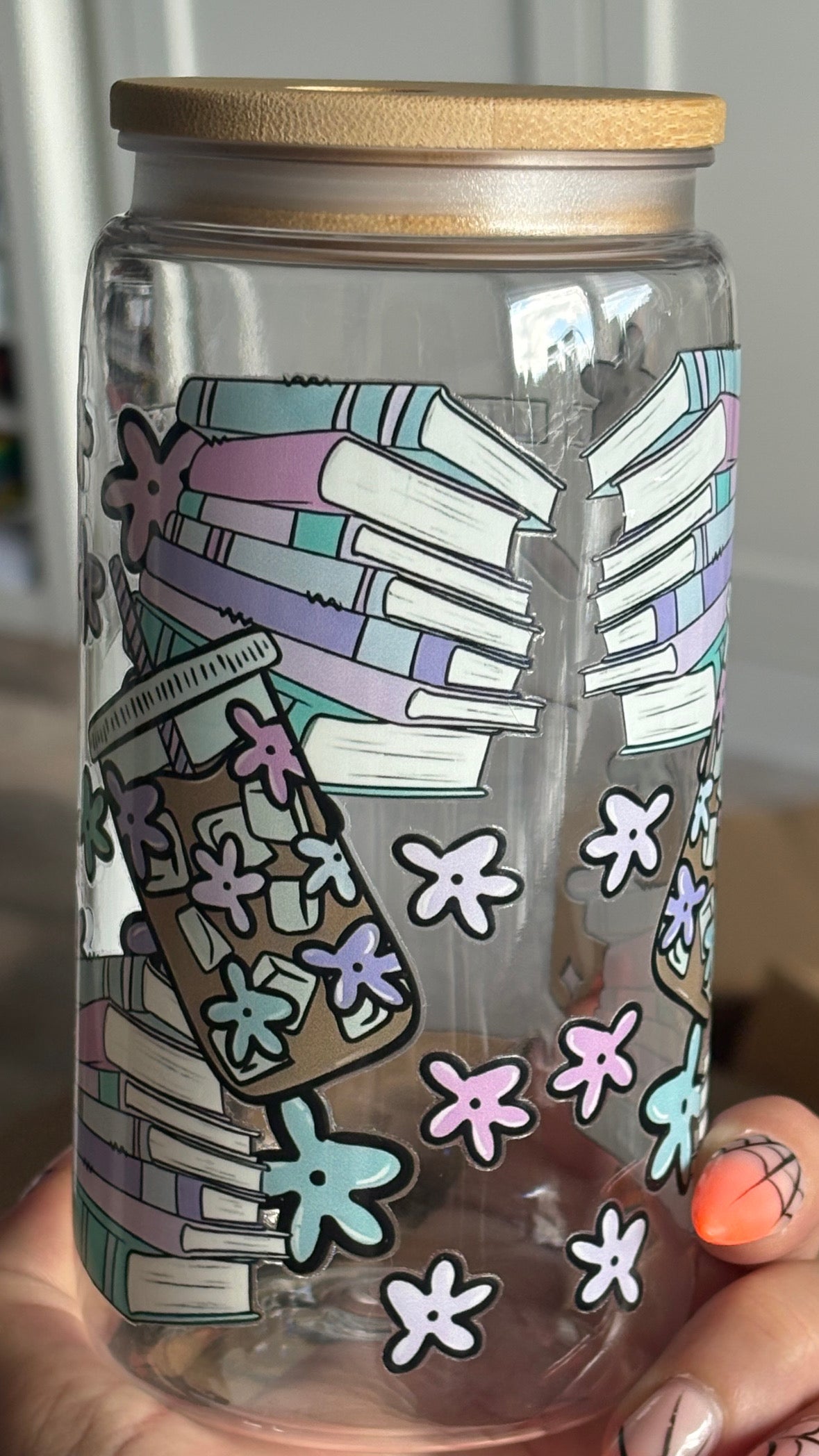 Becher mit Strohhalm