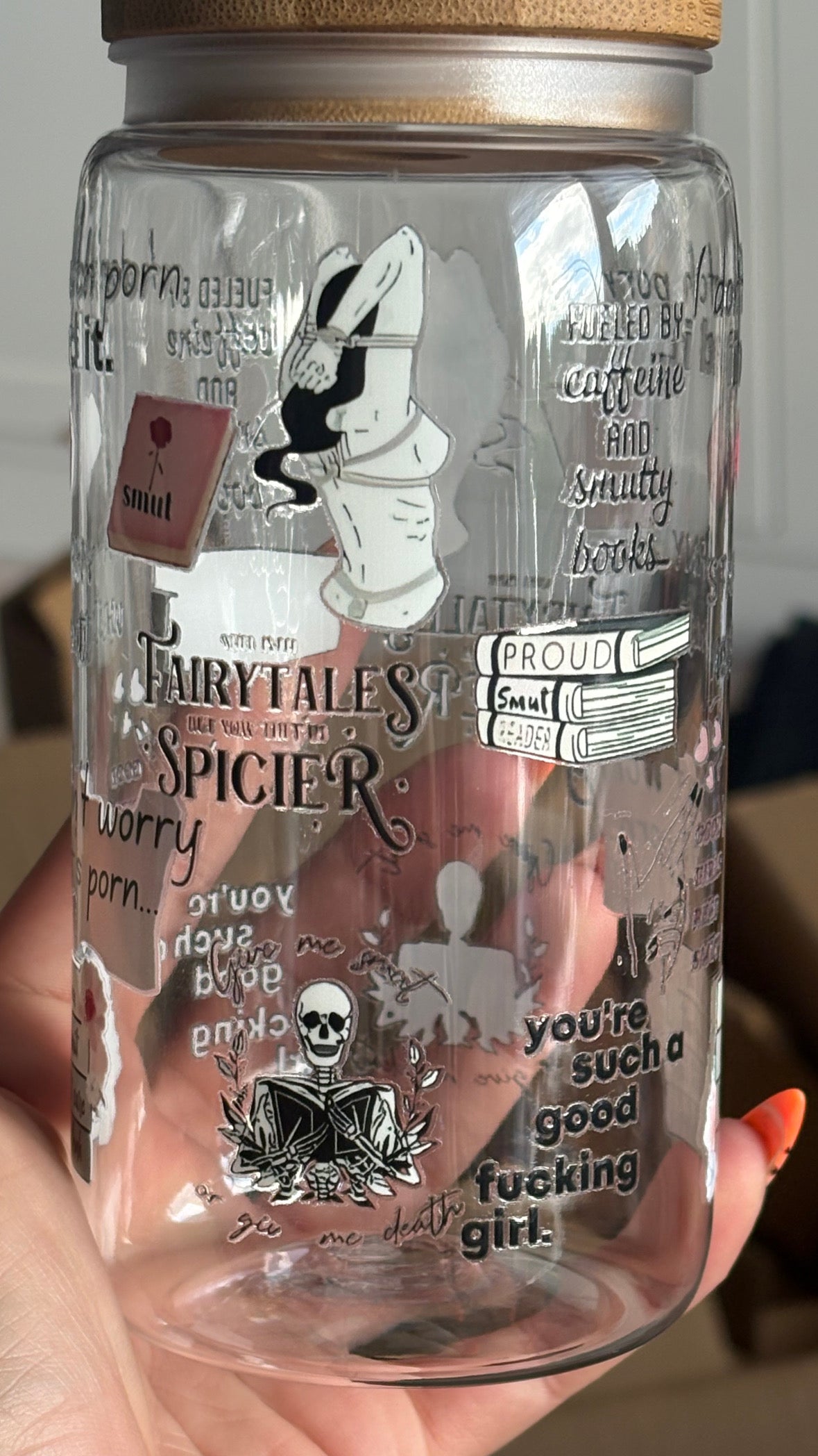 Becher mit Strohhalm