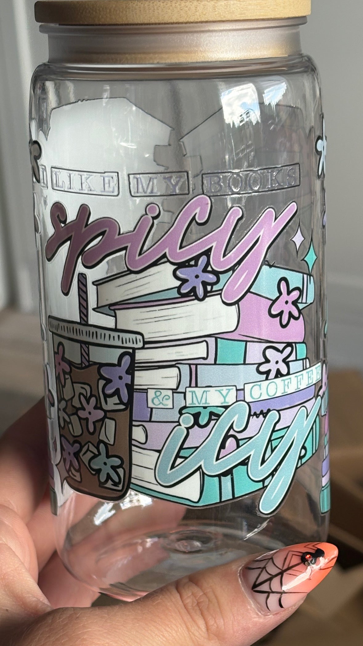 Becher mit Strohhalm