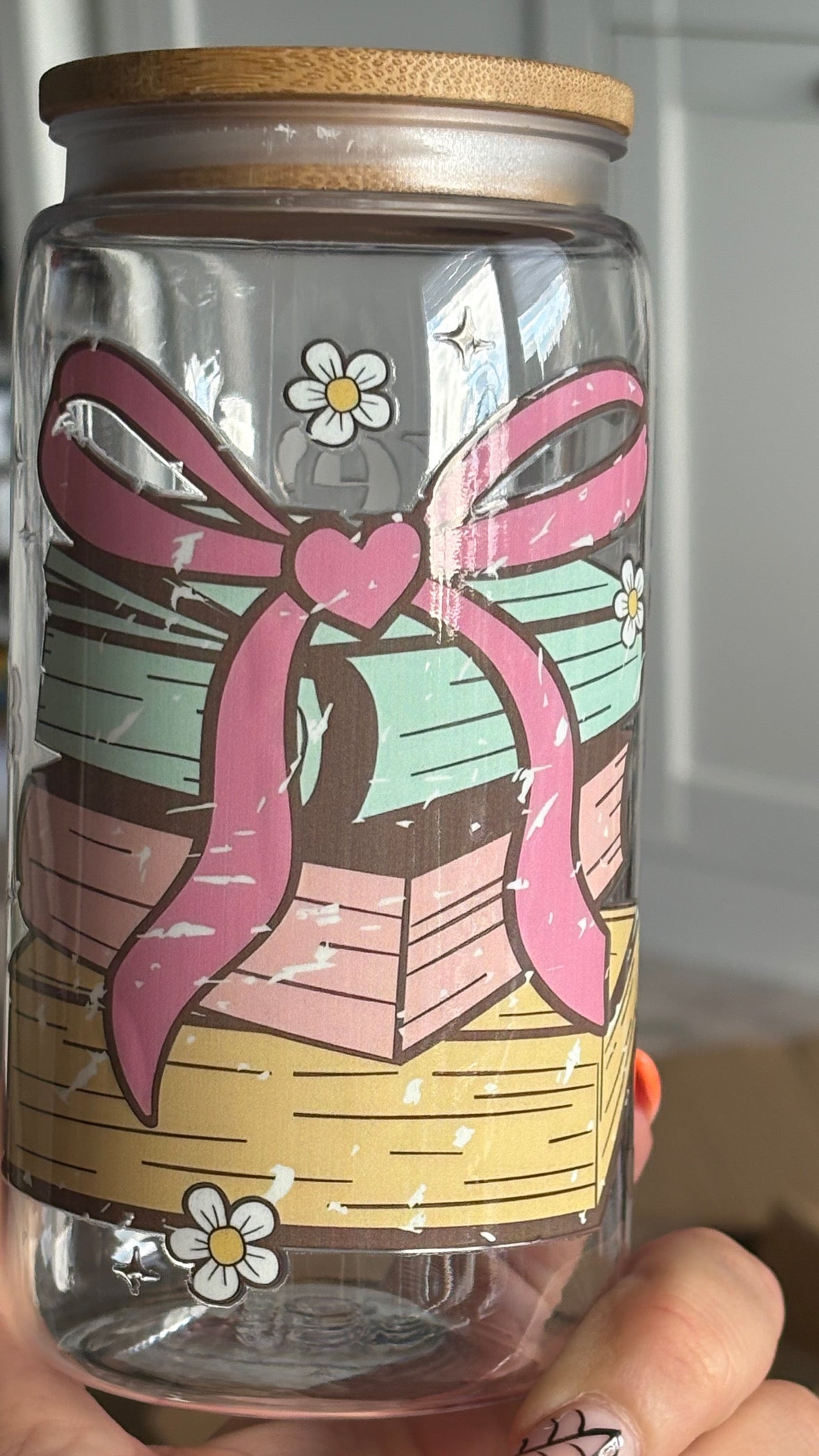 Becher mit Strohhalm