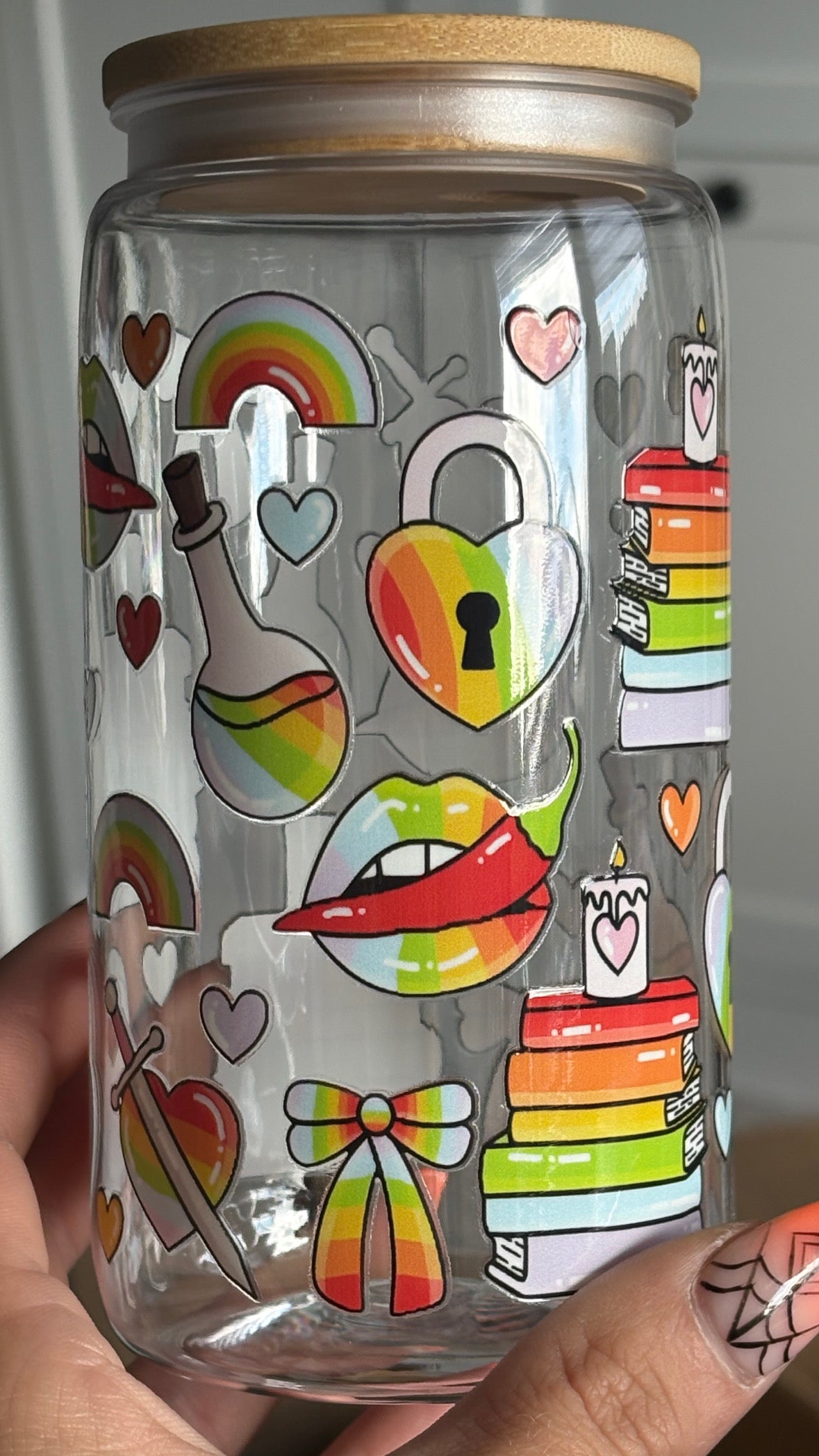Becher mit Strohhalm