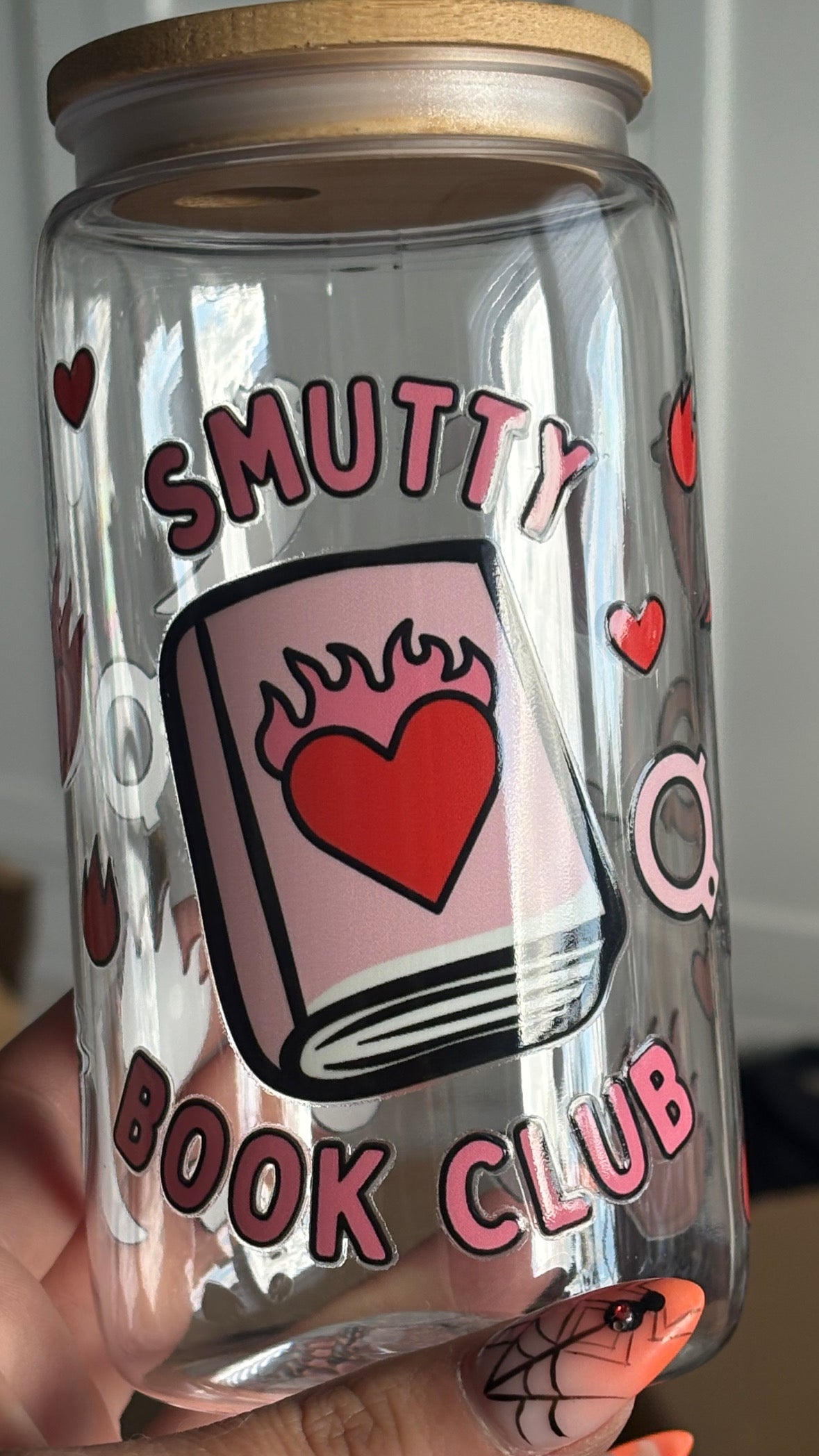 Becher mit Strohhalm
