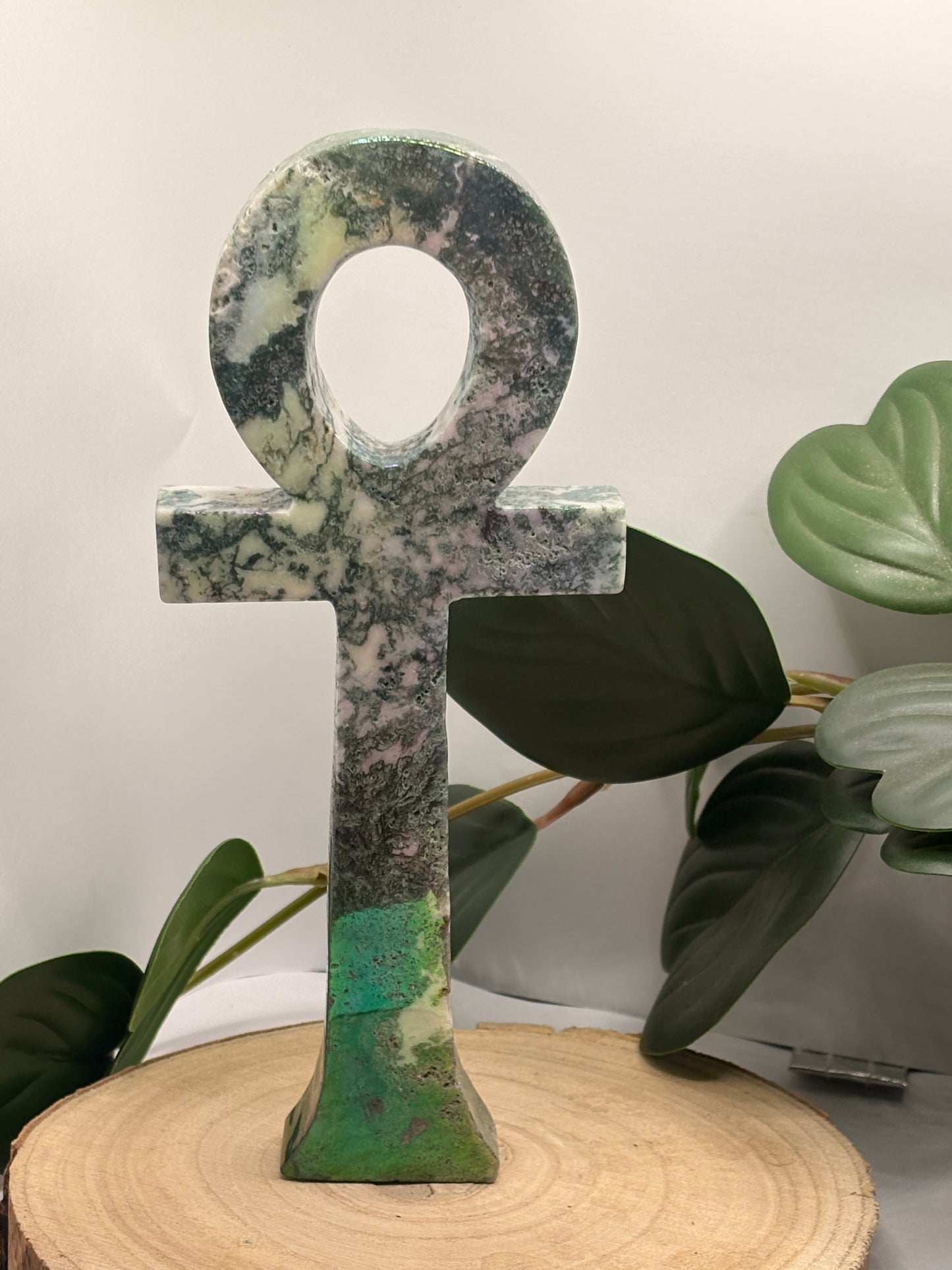 Ankh aus Moosachat mit Aura-Beschichtung (groß)