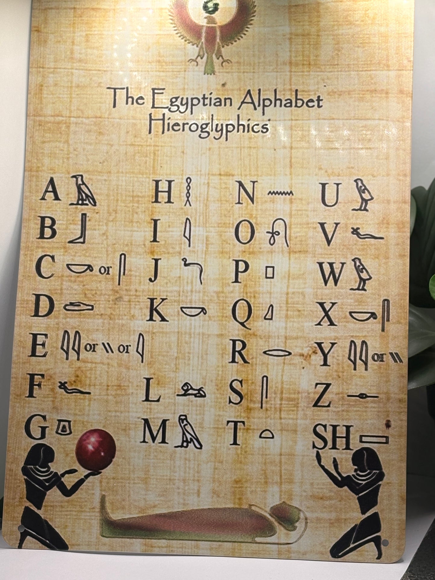 Metallschale mit ägyptischem Alphabet –
