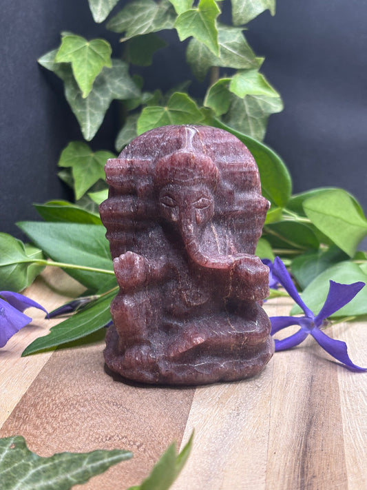 Ganesha aus Erdbeerquarz