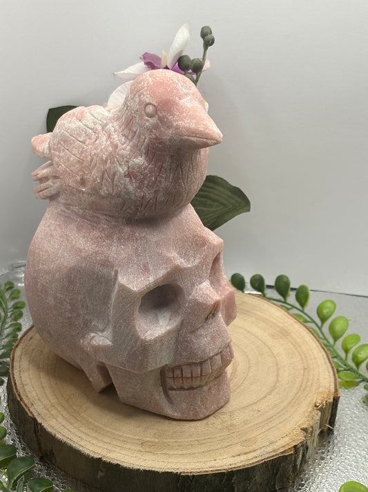 Totenkopf mit Vogel aus Pink Opal – 1,8 kg