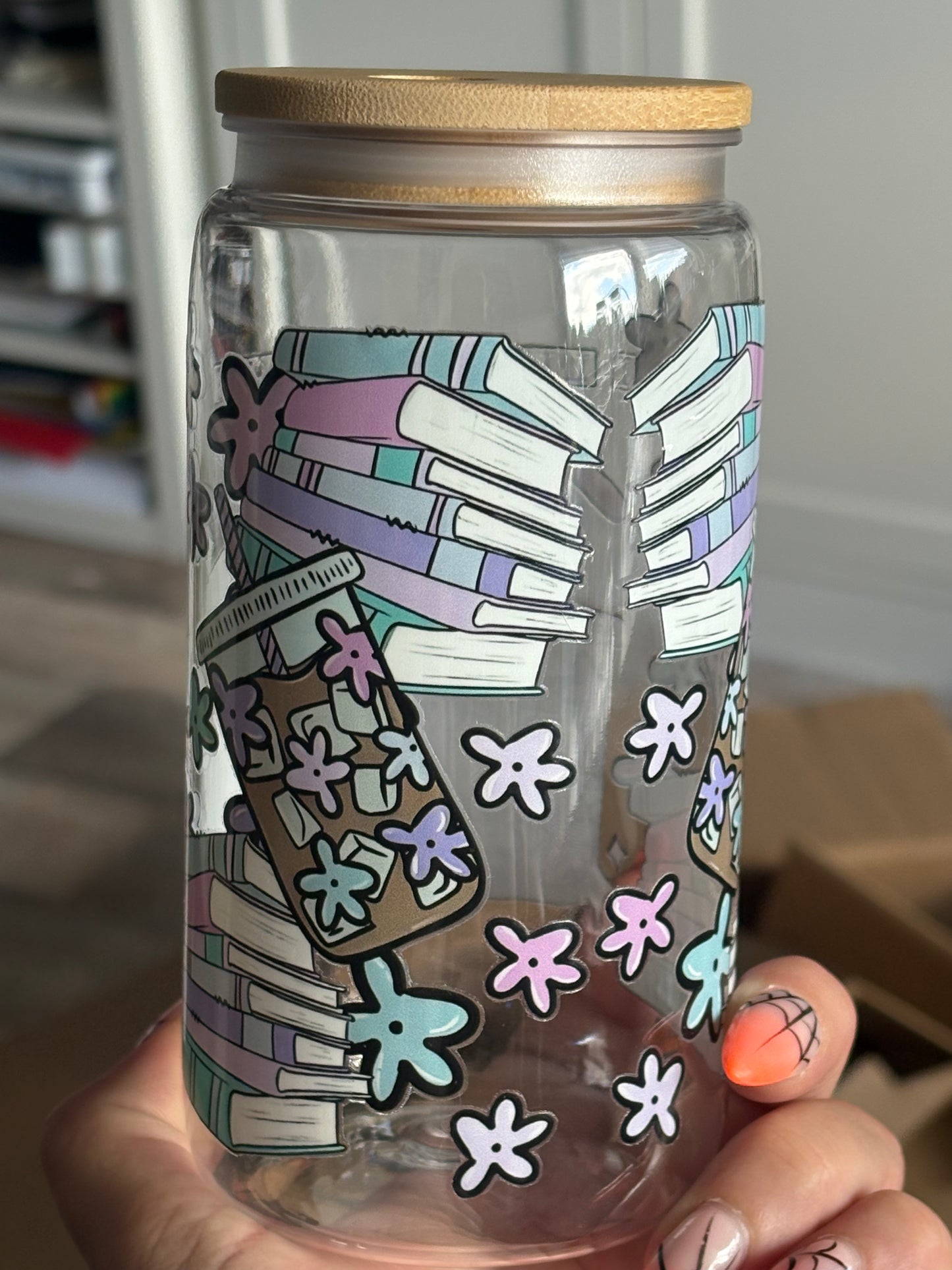 Becher mit Strohhalm