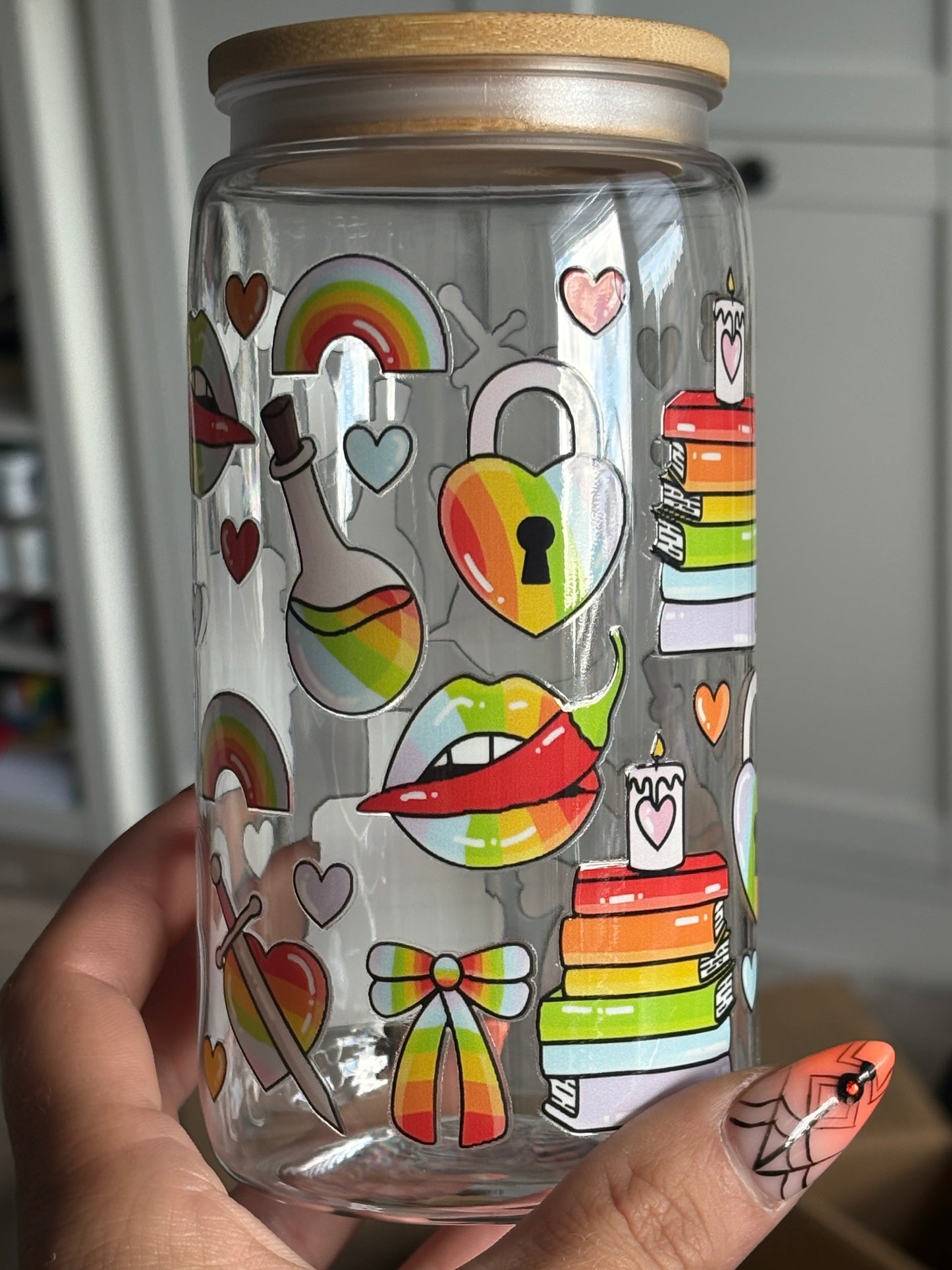 Becher mit Strohhalm