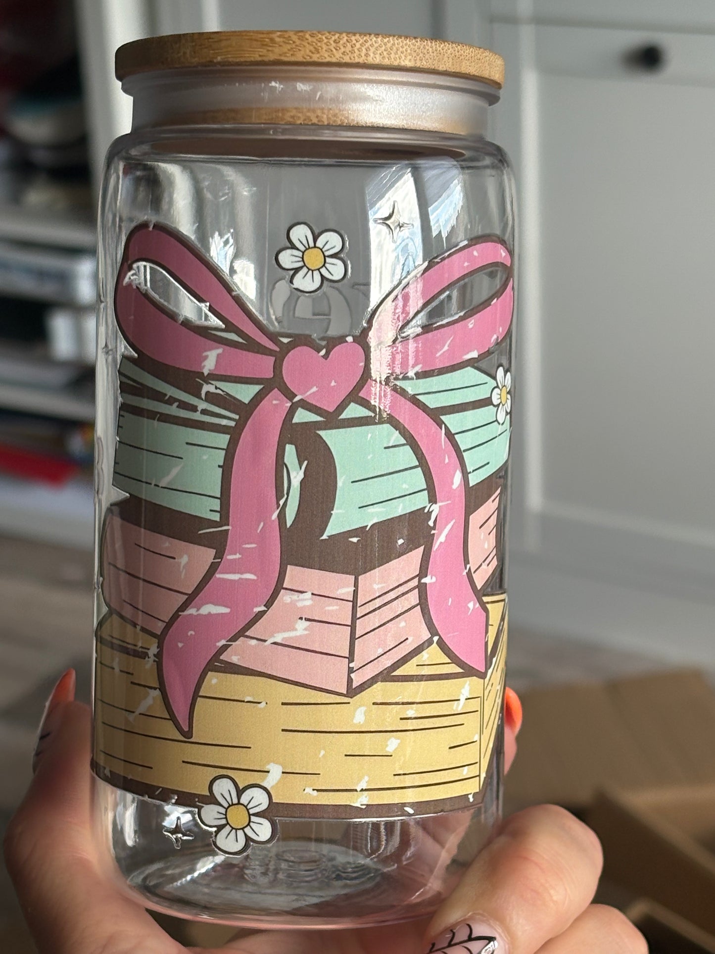 Becher mit Strohhalm