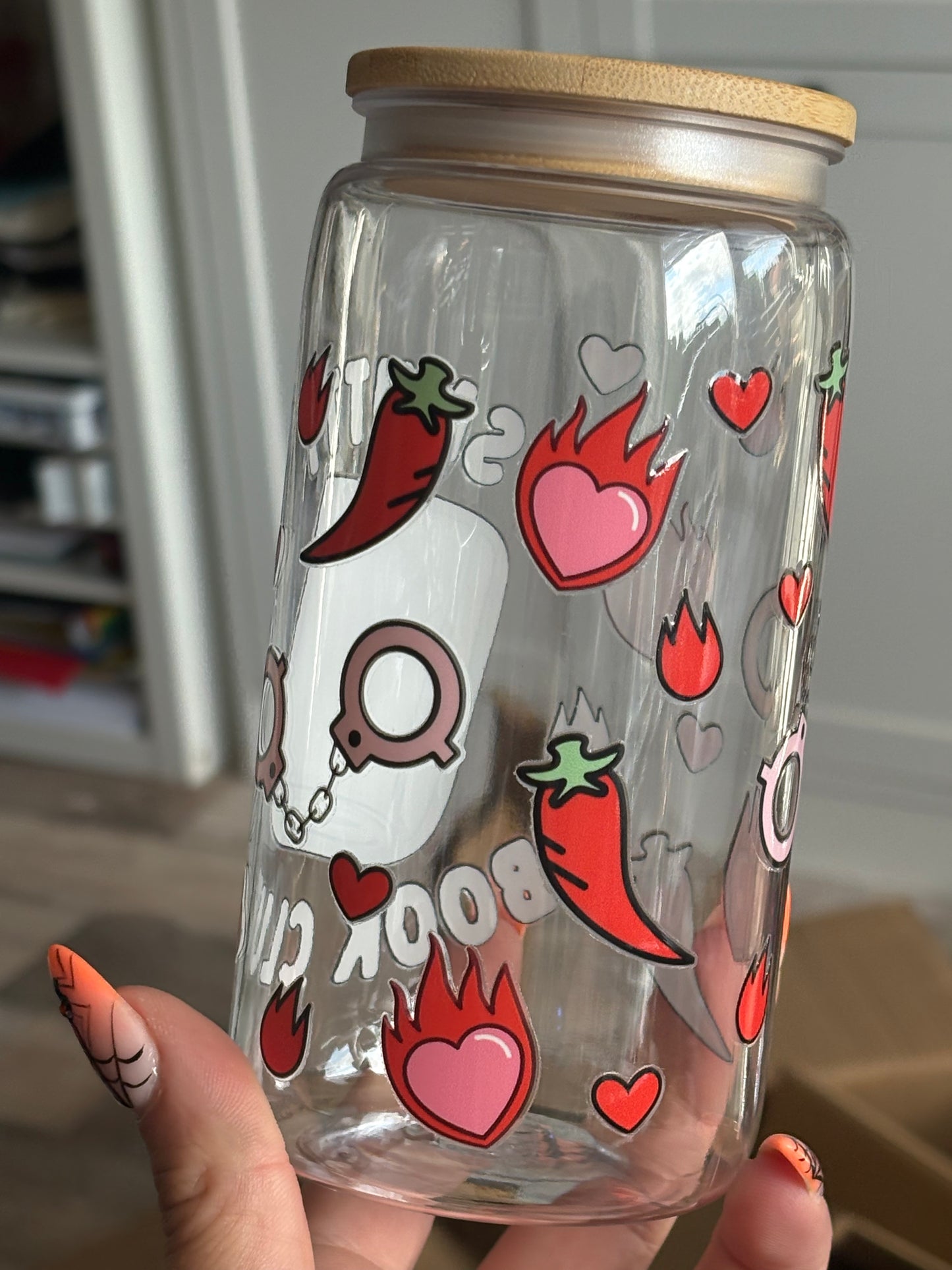 Becher mit Strohhalm